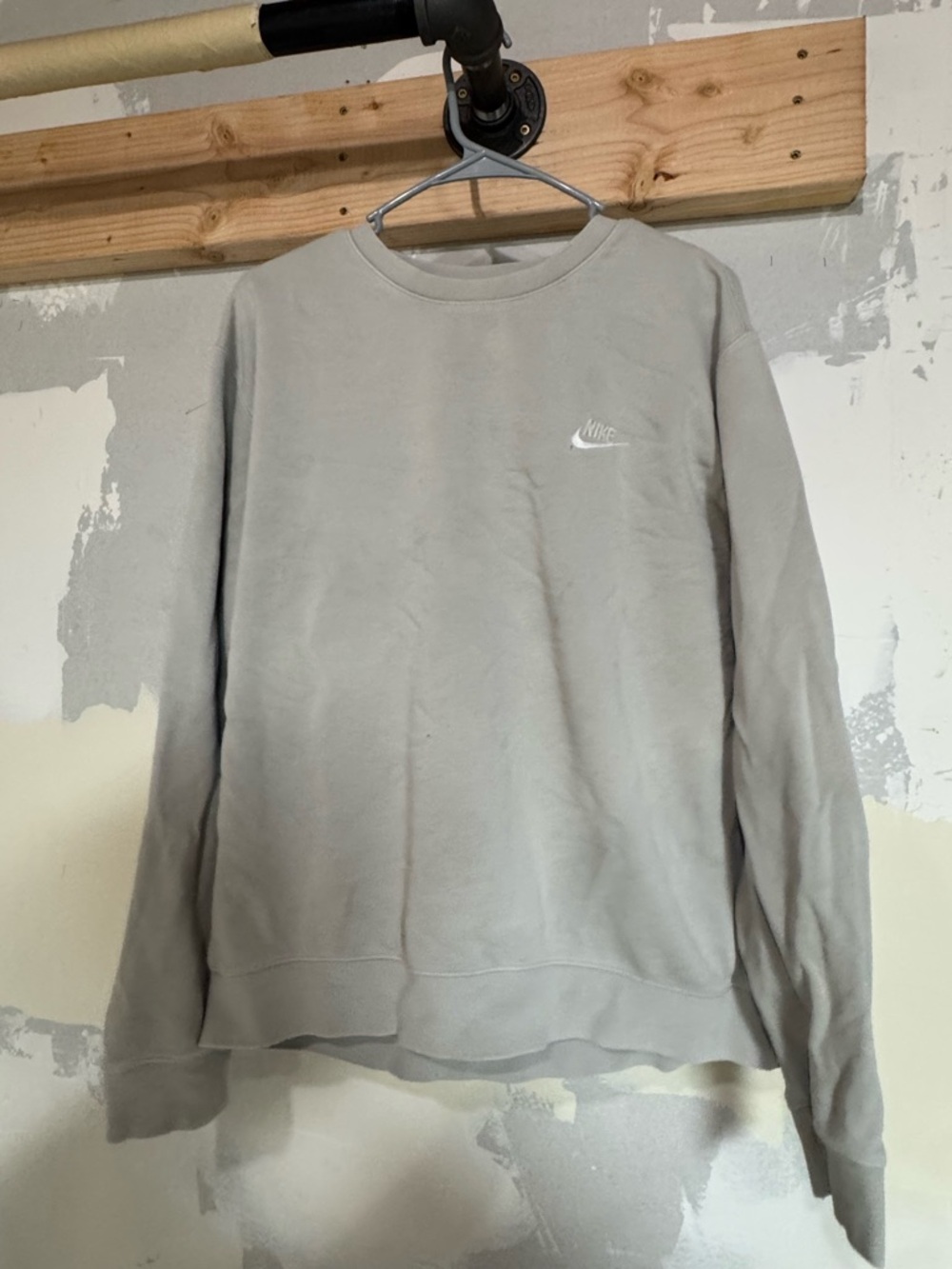 Nike Men’s Crewneck Sweatshirt in Light Gray